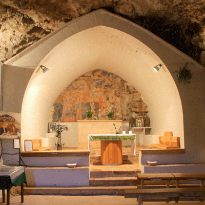 Altare Maggiore E Cappella Angioina Chiesa Di San Michele In Monte Laureto