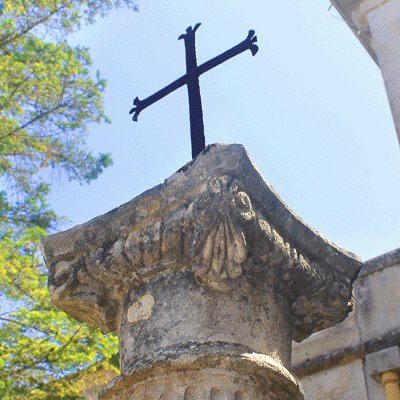 Croce Sulla Colonna Chiesa Di San Michele In Monte Laureto
